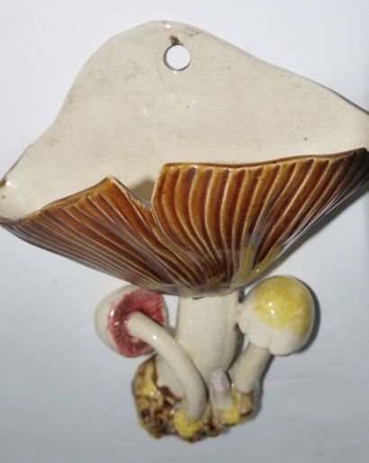 null Porte-courrier en forme de champignon en faïence (petites égrenures) - 19ème...