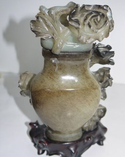 null Covered hard stone pot, on a wooden base, representing a flower - Antique work...