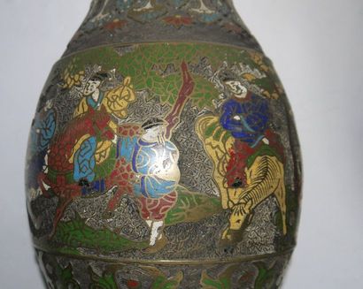 null Paire de vases en bronze cloisonné - Sur la bande principale : , décor de cavaliers...