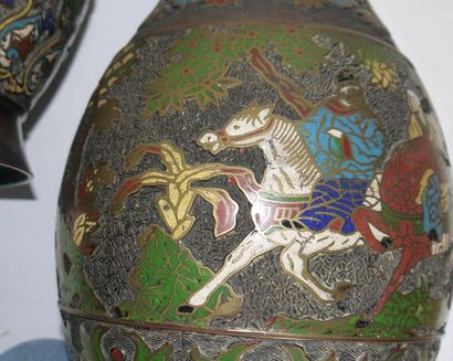 null Pair of cloisonné bronze vases - On the main band : decoration of horsemen and...