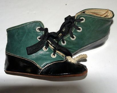 Child boots in green leather and black patent...