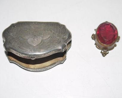 null Small silver box forming purse and kind of reliquary in red stones - box: 7x5...