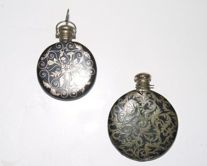 null Two flat and round flasks, gold filigree and gold stopper - dimensions 4x 3...