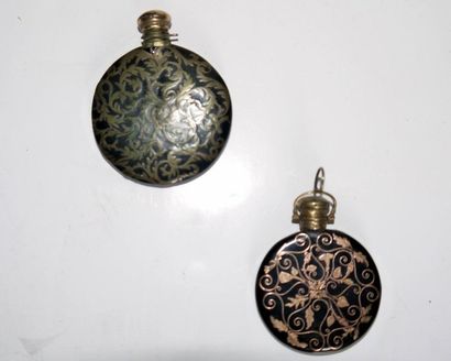 null Two flat and round flasks, gold filigree and gold stopper - dimensions 4x 3...