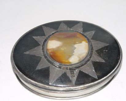 null Silver and tortoiseshell box, decoration of a radiant sun, oval agate stone...