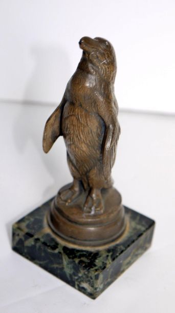 null Bronze Penguin on a marble base , with a signature on the tail - R.Court - Total...