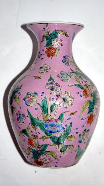 null Vase décor de fleurs sur fond rose - Epoque révolutionnaire - Chine - H : 20...