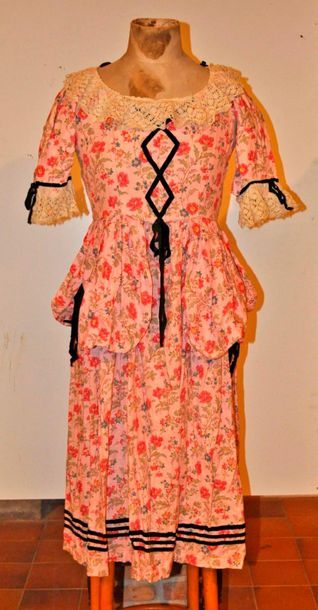 null Late 18th century style dress, yellow colour, metallic thread + Late 18th century...