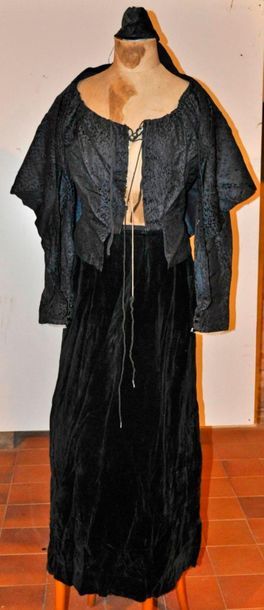 Costume d'arlésienne vers 1900