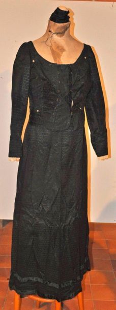 null Costume d'arlésienne vers 1900, sans châle