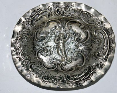 null Oval silver cup, illegible hallmark - Putti design - probably South Germany...