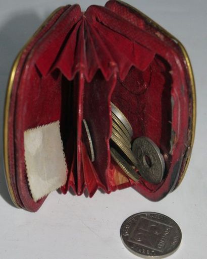 null Porte-monnaie ( avec ses pièces de monnaie), en pomponne et cuir, agrémenté...