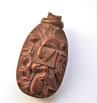 null Small wooden snuff box carved with animals and rifle, early 19th century. Ht....