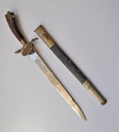 null Dague de chasse en bronze argenté, manche en corne, lame damasquinée de sceaux...