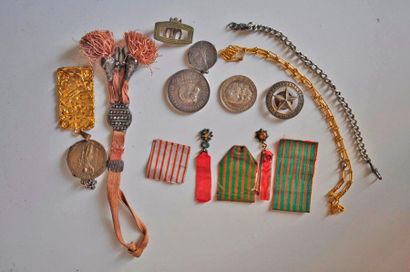  Lot of: military medals reduction, 1 watchbelt, 2 chains, 1 star cercle du Nord,...