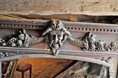 null Fireplace surround in carved wood, Renaissance style, end of XIX° (small accidents...