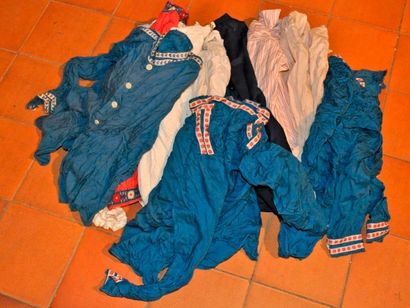 null Gros lot de vêtements: 2 jupes + 2 capes "sultanes" + 18 chemises pour enfant...