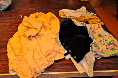 null Gros lot de vêtements: 2 jupes + 2 capes "sultanes" + 18 chemises pour enfant...