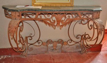 Wrought iron console, marble top. XX°. Length...