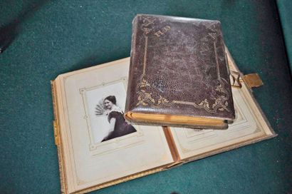 2 albums photos vers 1880-1900 en cuir doré...