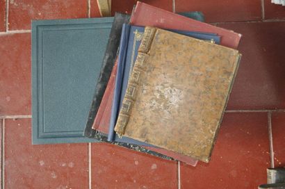 2 photo albums (new condition) and 4 bin...