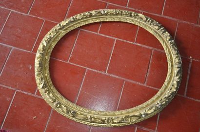 Oval frame in carved and gilded wood, 18th...