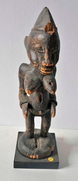 null Carved wooden statuette of a standing woman. SENOUFO. Ht. 21cm