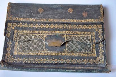 null Document holder in gilded morocco with irons, label Colonel Sculfort, Restoration...
