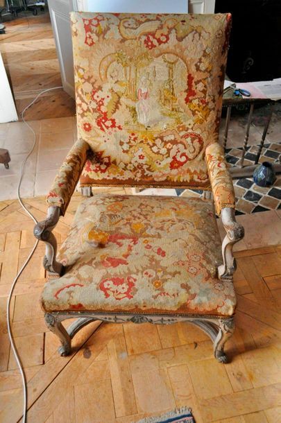 null Large fauteuil à dossier plat en bois relaqué et rechampi. Garniture de tapisserie...