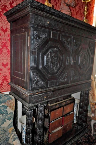 null Cabinet in blackened wood and veneer with Patres et Venus decoration, in frames...