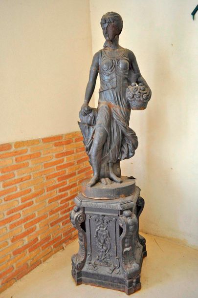 null Paire d'importantes statues de déesses antiques en fonte (accidents, manques)...