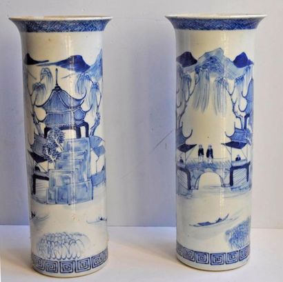 Chine XIX°. Paire de vases rouleau en porcelaine...