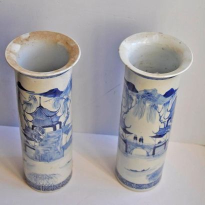 null Chine XIX°. Paire de vases rouleau en porcelaine bleu et blanche à décor de...