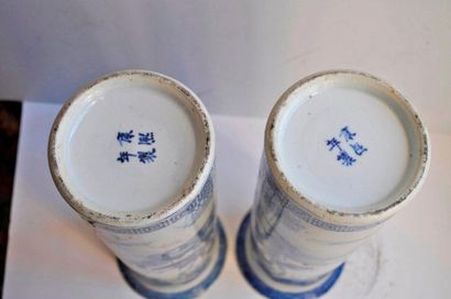 null Chine XIX°. Paire de vases rouleau en porcelaine bleu et blanche à décor de...