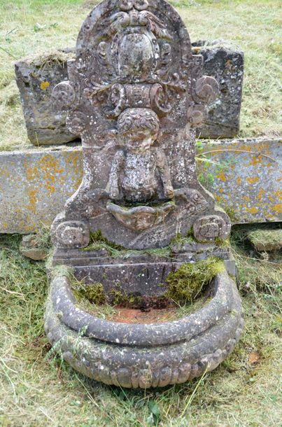 null Fountain in royal red marble about love and basin with crenellated rim XVIII°...