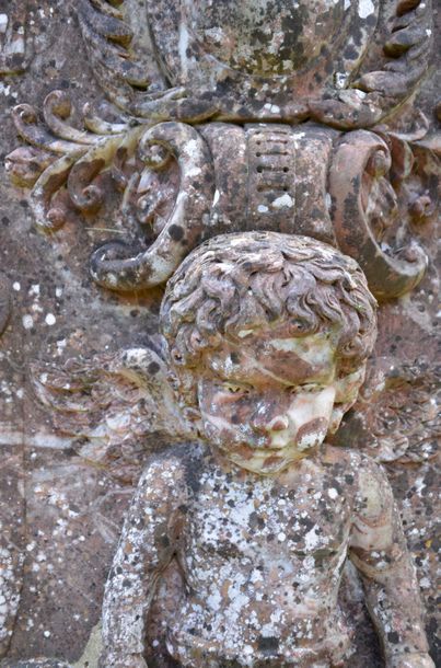 null Fontaine en marbre rouge royal à sujet d'amour et vasque à bord crénelé style...