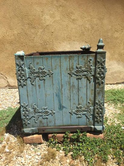 null Pair of 19th century cast iron planters. Similar models in the castles of Compiègne,...