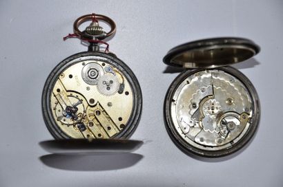 null Lot de 3 montres: 2 montres en acier noirci (une chronosport, compte tours breveté...