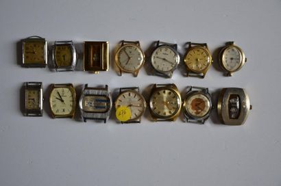 null 14 boitiers de montres bracelet XX° ( 1930 à 2000) Lip, etc. Heures sautantes...
