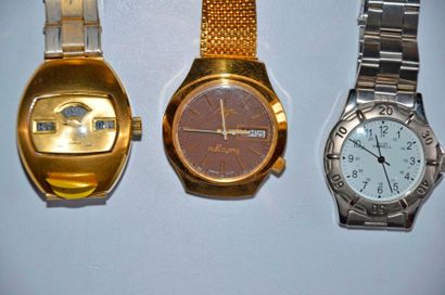 null Lot de 4 montres bracelet pour homme: 3 en acier + Montre Universal Genève en...