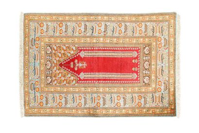 null Ottoman silk carpet (Kayseri, Turkey) Middle XX Dimensions. 134 x 092 cm Prayer...