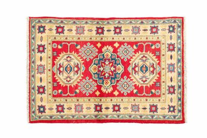 null KAZAK (Caucase du sud). Vers 1990. Dimensions. 118 x 077 cm. Caractéristiques...