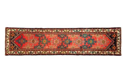 null Gallery MELAYER (Iran ) Around 1980. Dimensions: 326 x 080 cm. Technical characteristics:...