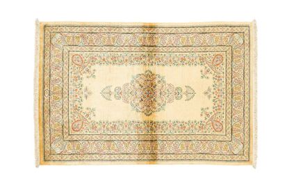 null Fine silk ghum signed ( iran ) circa 1985 Dimensions. 160 x 100 cm

Technical...