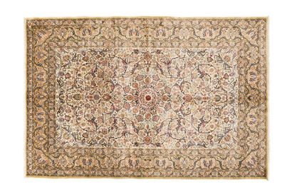 null Important and very fine Sino Hereke in silk. Around 1985

Dimensions 274 x 183...