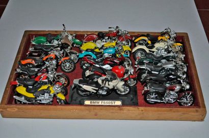 Lot de 18 maquettes de motos Harley, BMW,...