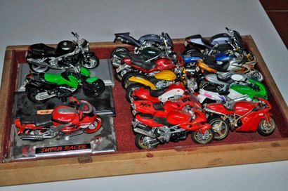 Lot of 16 models of various road motorcy...