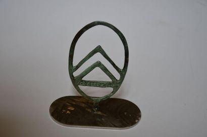 null Georges LAURENT. Citroën logo 1919-1921. Bronze Art on stainless steel terrace,...