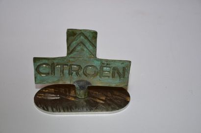 null Georges LAURENT. Logo Citroën 1985-2008. Bronze Art sur terrasse en acier inoxydable,...