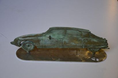 null Georges LAURENT. Profile Citroën DS. Bronze Art on stainless steel terrace,...